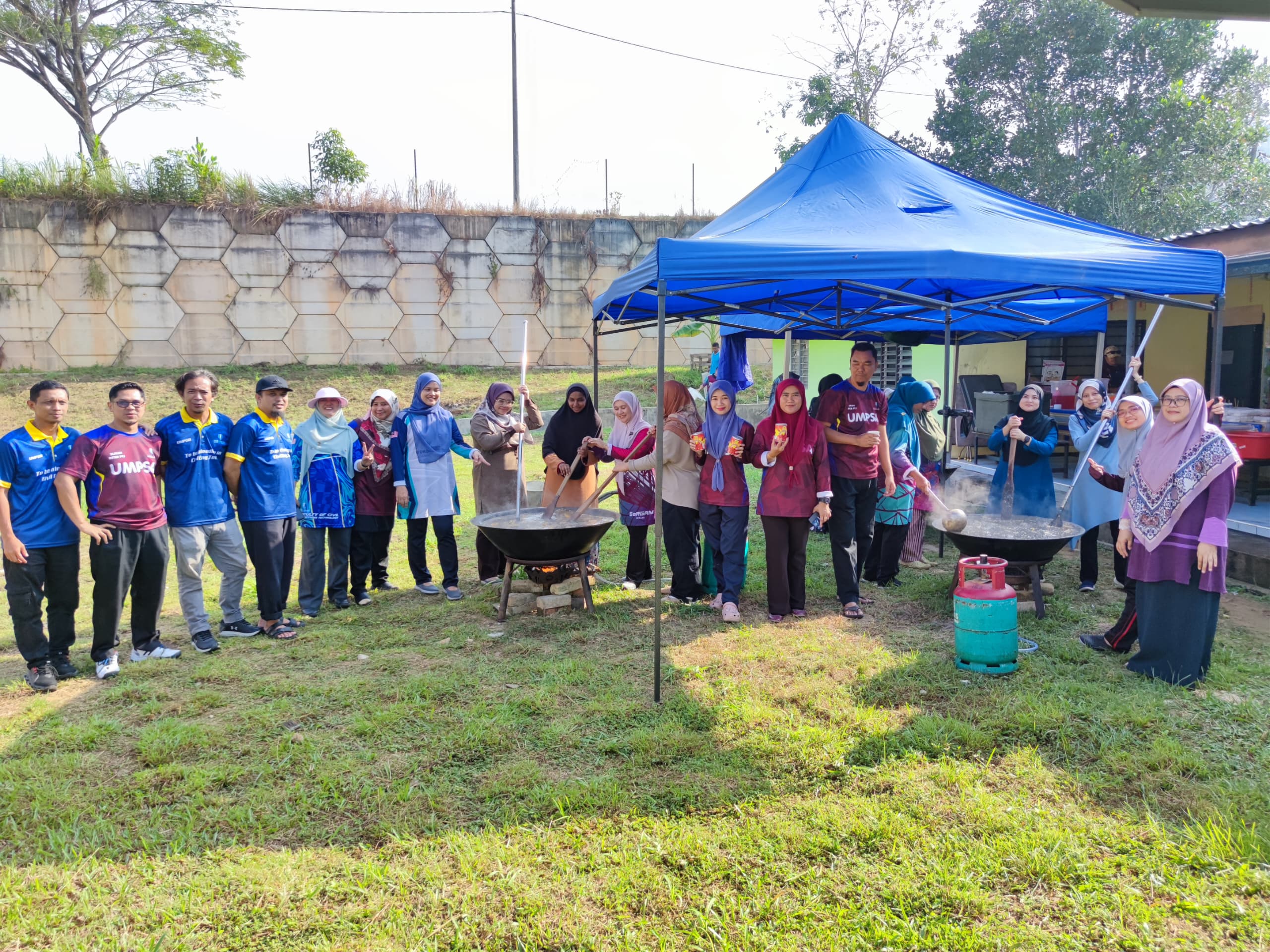 Program CSR FTKA - Memasak Bubur Asyura di Sekolah Kebangsaan Gambang, Kuantan anjuran Kelab Kebajikan BAKTI, Fakulti Teknologi Kejuruteraan Awam, UMPSA pada 25 Julai 2024  